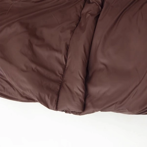 Veste à capuche marron rembourrée avec texture matelassée et doublure chaude