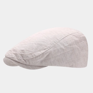 Detalle de la textura de cuadros transpirable y costuras de la gorra boina beige claro