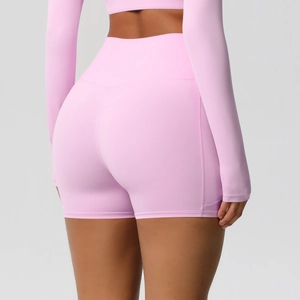 Détail du short de yoga taille haute rose clair en tissu tricoté sans couture