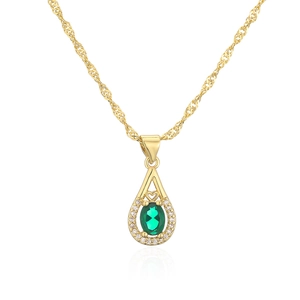 Dettagli della collana a goccia placcata oro 18 carati con gemma verde e zirconi lucidi