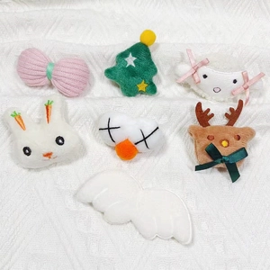 Gros plan d'assortiments de peluches mignonnes avec un sapin de Noël vert et un petit cerf