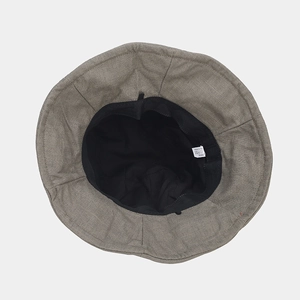 Vista interna di un cappello a secchiello in lino con fodera nera ed etichetta