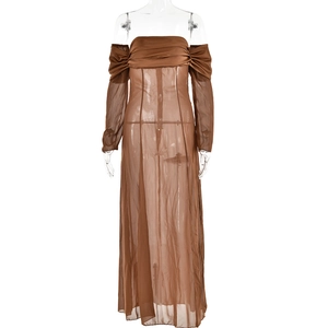 Dettaglio dell'abito in mesh marrone con spalle scoperte, texture arricciata e inserti in raso