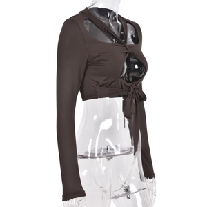 Detailansicht eines braunen Langarm-Crop-Tops mit Cut-out und Schnürung an der Vorderseite
