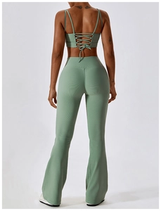 Détail de l'ensemble de yoga vert sauge avec brassière à lacets et pantalon évasé