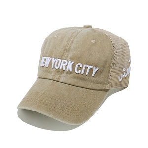 Dettaglio cappello trucker kaki con ricamo 3D New York City e retro in rete traspirante