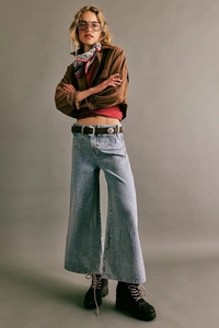 Detail der hellblauen Jeans mit hoher Taille und modischer Vintage-Waschung