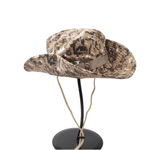 Detailansicht des Boonie-Huts mit digitalem Camouflage-Muster und atmungsaktiven Metallösen