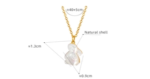 Détail du collier doré avec un pendentif en forme de lapin en nacre naturelle