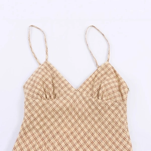 Robe courte à carreaux avec fines bretelles et décolleté en V en motif beige et rouge