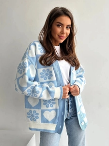 Gilet en maille bleu et blanc à motifs cœurs et fleurs avec coupe ample décontractée