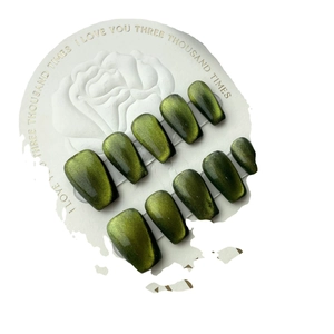 Unghie finte fatte a mano verde smeraldo cat eye a forma di bara lunga su cartoncino