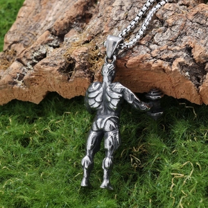 Détail d'un collier en acier inoxydable vintage avec un homme musclé et une haltère