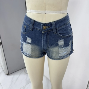 Détails de short en jean taille basse avec finitions déchirées et effets de délavage