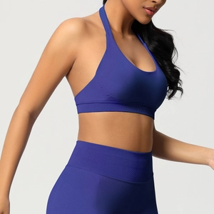 Détail de l'ensemble de yoga bleu roi sans couture avec brassière licou et legging