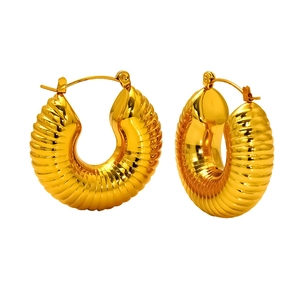 Orecchini a cerchio cavi in acciaio inossidabile placcati oro 18 carati con texture