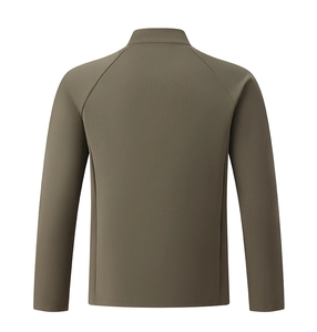 Détail du pull de sport vert olive montrant les manches raglan et la texture respirante
