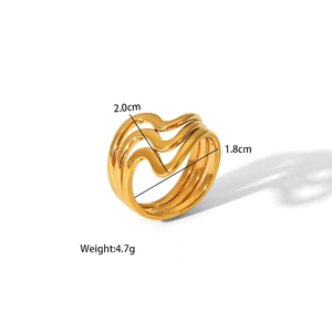Detailed view of triple-layered irregular wave gold ring with dimensions and weight