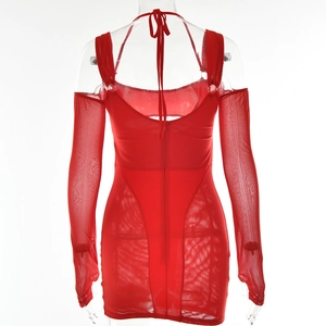Détail de la robe moulante en maille rouge avec licou et manches longues en filet
