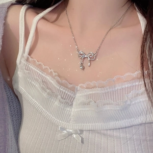 Collier avec pendentif nœud étincelant et goutte de cristal pour femme