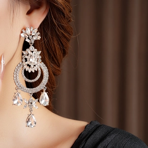 Détail macro de boucles d'oreilles pendantes vintage en argent avec cristaux