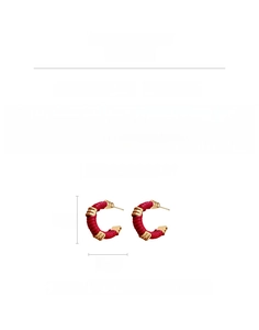 Dettaglio degli orecchini a C a righe in finta pelle rossa, peso 14,2 g e misura 2,6 cm