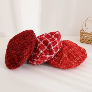 Vue détaillée de trois bérets en tweed rouge avec différentes textures pour femmes