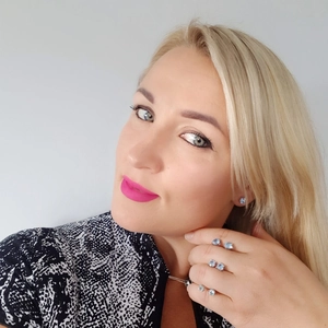 Détails rapprochés de boucles d'oreilles et bagues en argent avec pierres bleues sur modèle
