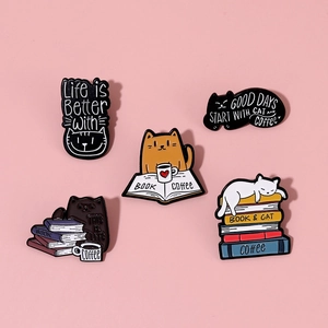 Set di cinque spille in smalto con gatti dei cartoni animati, caffè e libri