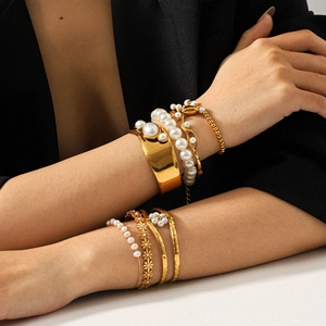 Ensemble de bracelets vintage en acier titane avec perles et manchette ouverte dorée 18k