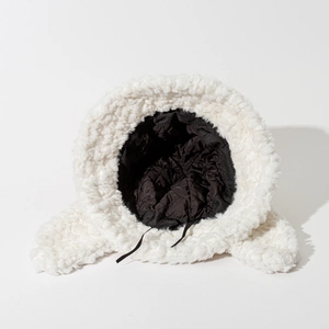 Chapeau de trappeur en peluche blanc crème avec doublure matelassée et oreillettes
