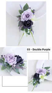 Dettaglio di un fiore all'occhiello con rose viola artificiali, gigli bianchi e perle