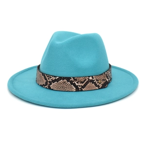 Détail d'un chapeau fedora turquoise avec bande en serpent et rivet métallique