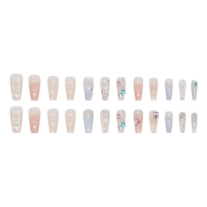Faux ongles style français avec perles, étoiles, diamants et motif à carreaux blanc
