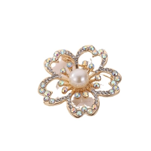 Broche fleur dorée élégante avec pétales en cristal et perle sur fond blanc pur