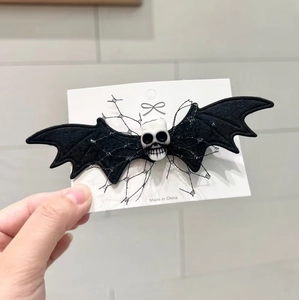 Halloween bat wing hair clip with skull center in black felt, spooky party accessory