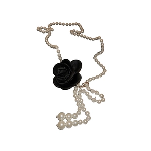 Elegante doppellagige Perlen-Taillenkette mit schwarzer Stoffblume und langem Quastenanhänger