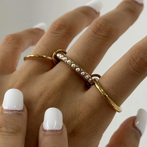 Three-layered gold plated ring featuring a center band set with round white pearls