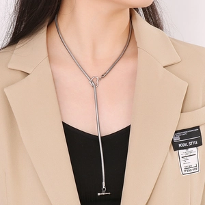 Collana a Y in argento a catena serpente con chiusura a cuore e ciondolo a barra T