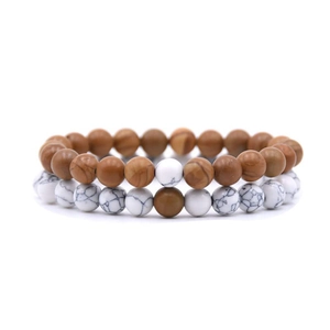 Gros plan de bracelets en pierre naturelle de 8mm aux textures marbrées brunes et blanches