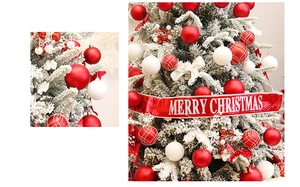 Dettaglio di palline rosse, fiocchi bianchi e striscione Merry Christmas su rami innevati