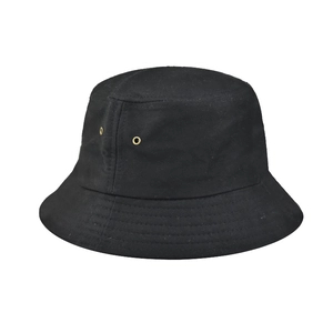 Dettaglio di cappello alla pescatora nero con occhielli dorati e tesa cucita