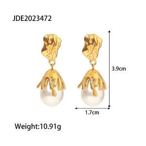 Detailed view of baroque pearl earrings with gold molten metal and size measurements