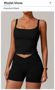 Détail de la taille haute croisée en V sur le short de sport noir avec haut à col carré