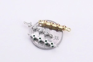 Vue macro de pendentifs en argent S925 avec zircons colorés et une pièce de référence