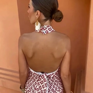 Vue arrière du haut licou sexy et jupe longue avec des motifs géométriques rouges et blancs