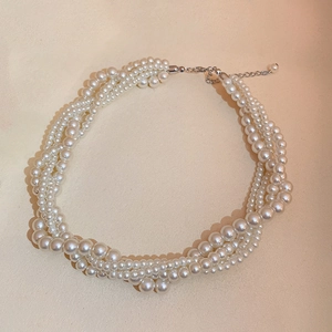 Dettaglio della collana girocollo di perle barocche intrecciate con chiusura a moschettone