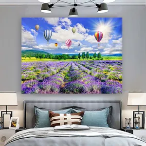Dettaglio dell'arazzo da parete con campi di lavanda e mongolfiere nella camera da letto