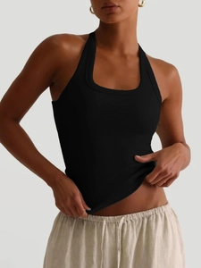 Detail des schwarzen gerippten Neckholder-Tops zeigt hochwertige Stoffstruktur und Passform
