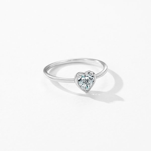 Elegant S925 sterling silver ring featuring a heart-shaped zircon in a minimalist setting